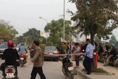 “Tá hỏa” phát hiện người chết trong ô tô bên bờ sông Tô Lịch
