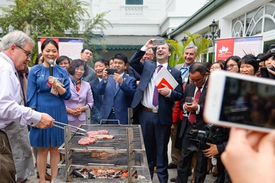 Bộ trưởng Canada “trình diễn” nướng thịt bò tại Hà Nội