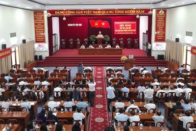 Chủ tịch Quốc hội Nguyễn Thị Kim Ngân làm việc với lãnh đạo Thành phố Cần Thơ