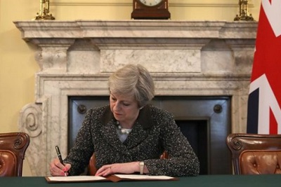 Thủ tướng Anh ký bức thư chính thức khởi động Brexit