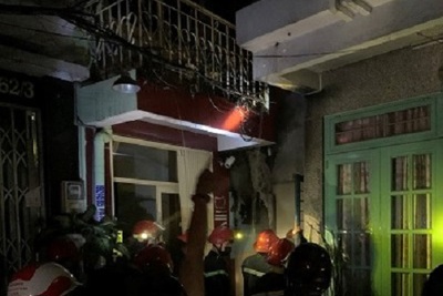 TP Hồ Chí Minh: Cảnh sát PCCC giải cứu 7 người thoát khỏi đám cháy
