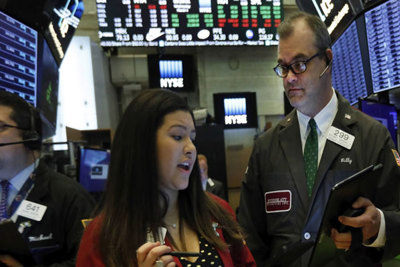 Chứng khoán Mỹ: Dow Jones “rơi” đỉnh, Nasdaq lập mức cao nhất mọi thời đại