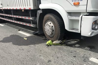 Tai nạn giao thông mới nhất hôm nay 28/11: Xe tải cán nát xe máy, kéo lê cô gái tại ngã ba “tử thần”