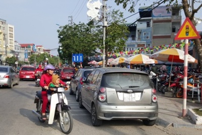 Lộn xộn, mất an toàn giao thông trên Quốc lộ 32 qua thị trấn Phùng