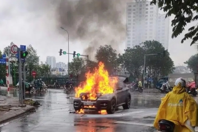 Điều tra làm rõ vụ cháy ô tô BMW trên phố Tố Hữu