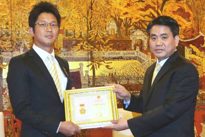 Bí thư thứ nhất Đại sứ quán Nhật Bản nhận danh hiệu “Vì sự nghiệp xây dựng Thủ đô”