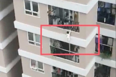 Hà Nội: Thót tim khi bé gái 3 tuổi trèo lan can rơi từ tầng 13 chung cư ở Thanh Xuân