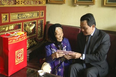 Chủ nhiệm Ủy ban Kiểm tra Thành ủy Hoàng Trọng Quyết thăm, tặng quà gia đình chính sách tại Gia Lâm