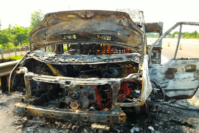 Ôtô cháy rụi trên cao tốc Trung Lương, 14 người thoát nạn