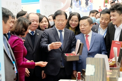 Phó Thủ tướng Trịnh Đình Dũng cắt băng khai mạc triển lãm thành tựu phát triển kinh tế tập thể, hợp tác xã giai đoạn 2016 - 2020