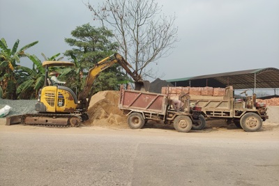 Bãi tập kết vật liệu xây dựng trên tỉnh lộ 419 ở xã Cộng Hòa, huyện Quốc Oai: Cần xử lý triệt để.