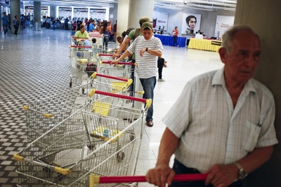 Venezuela đối phó chiến tranh tiền tệ:  Khó khăn chồng chất