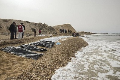 Thi thể của người di cư bị sóng đánh dạt vào bờ biển