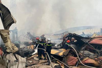 Hà Nội: Cháy lớn tại xưởng gỗ rộng hàng nghìn mét vuông ở Hoài Đức