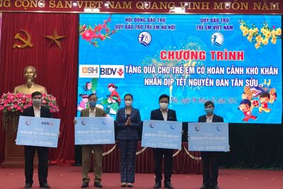 Hà Nội tặng quà Tết Nguyên đán Tân Sửu cho 182 trẻ em có hoàn cảnh khó khăn