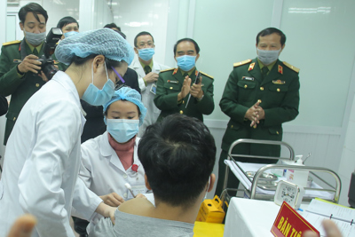 [Ảnh] Mũi tiêm thử nghiệm vaccine Covid-19 đầu tiên được tiêm tại Việt Nam