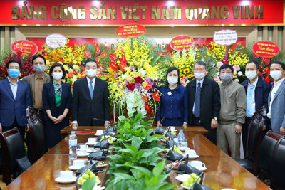 Chủ tịch UBND TP Hà Nội thăm, chúc mừng các y, bác sỹ nhân ngày Thầy thuốc Việt Nam