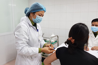 Việt Nam tiêm nhắc vaccine Covid-19 cho 17 tình nguyện viện