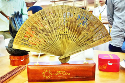 100 chiếc quạt trầm hương dành tặng quan chức cao cấp APEC 2017