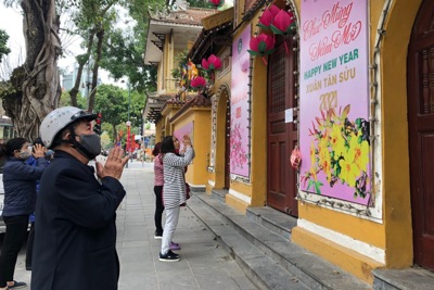 Thực hành tín ngưỡng trong mùa dịch: Nhà chùa làm lễ cầu an trực tuyến