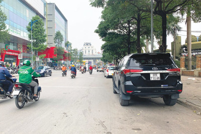 [Điểm nóng giao thông] Nhiều xe ô tô dừng đỗ sai quy định  trên phố Tôn Thất Tùng