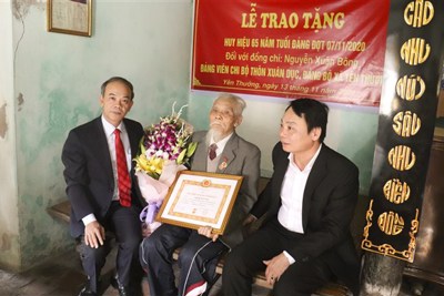 Huyện ủy Gia Lâm trao Huy hiệu 65 năm tuổi Đảng cho đảng viên Nguyễn Xuân Bông tại gia đình