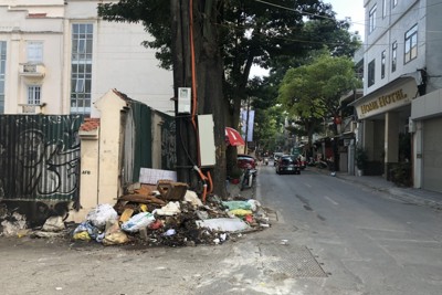 Tiếp bài "Phố Yên Phụ tràn ngập rác thải": Nhà thầu thiếu kinh nghiệm, năng lực làm vệ sinh môi trường?