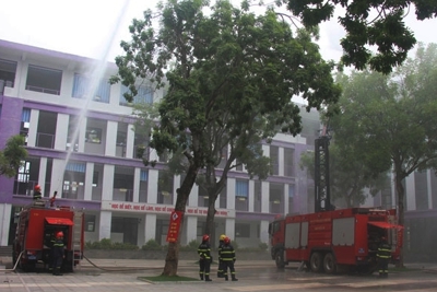 Hà Nội: Cứu người mắc kẹt trong đám cháy giả định ở trường THCS Nhật Tân