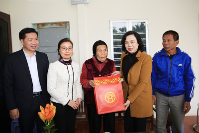 Lãnh đạo thành phố thăm, tặng quà các gia đình chính sách thị xã Sơn Tây