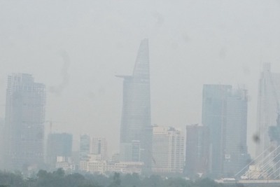 Thời tiết se lạnh, TP Hồ Chí Minh chìm trong sương mù