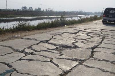 Đê sông Nhuệ qua xã Chuyên Mỹ, huyện Phú Xuyên: Xuống cấp vì “cõng” xe quá tải