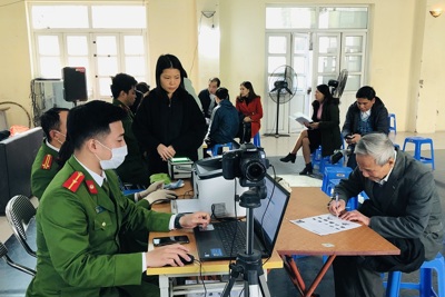 Quận Thanh Xuân: 2.000 người dân hoàn thành thủ tục cấp căn cước công dân gắn chíp