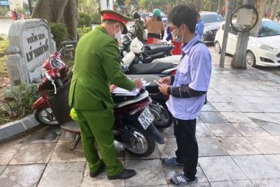 Hai bãi xe trên phố Đinh Tiên Hoàng bị xử phạt 7,5 triệu đồng