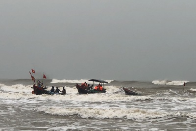 Hà Tĩnh: Kịp thời cứu sống 2 thuyền viên gặp nạn trên biển