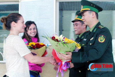 Việt Nam đón 2 du khách đầu tiên nhập cảnh bằng visa điện tử