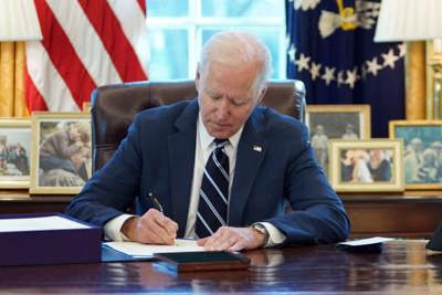 Tổng thống Biden ký ban hành luật gói kích thích khổng lồ 1,9 ngàn tỷ USD