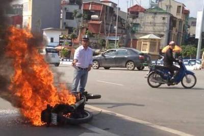 Hà Nội: Đang lưu thông, xe máy bốc cháy dữ dội