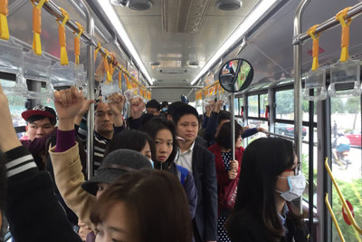 Buýt nhanh BRT chật kín trong ngày đầu bán vé