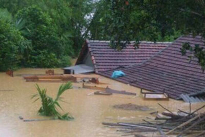 Mưa lũ miền Trung: 15 người chết và mất tích, 9 nghìn ngôi nhà ngập nước