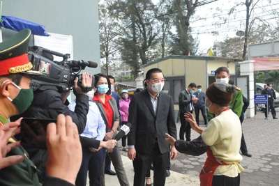Chủ tịch UBND TP Chu Ngọc Anh kiểm tra công tác phòng chống Covid-19 ở chợ, trạm y tế