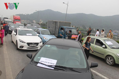 Hàng trăm ô tô dàn hàng phản đối trạm thu phí BOT cầu Bến Thủy