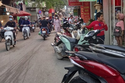 Phố Nam Dư, quận Hoàng Mai: Chợ “cóc” hoạt động gây ùn tắc cả tuyến phố