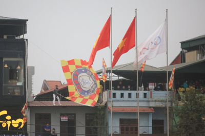 Thanh Hoá và Nam Định thi đấu không khán giả, người hâm mộ xứ Thanh ngồi nóc nhà cổ vũ đội nhà