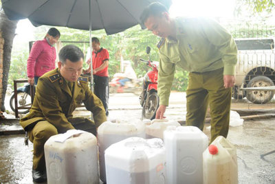 Quận Nam Từ Liêm thu giữ hàng trăm lít rượu không rõ nguồn gốc