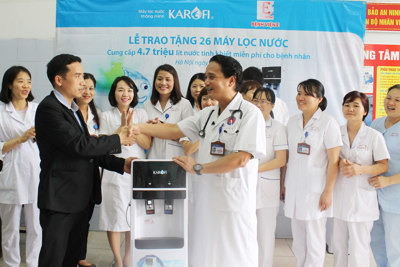 Karofi tặng 26 cây nóng lạnh tích hợp máy lọc nước cho bệnh nhân bệnh viện E
