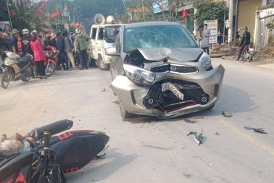 Tai nạn giao thông mới nhất ngày mùng 1 Tết: Xe Excitel đâm móp đầu ô tô, 2 người nguy kịch