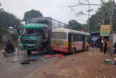 Tai nạn giao thông mới nhất hôm nay 28/1: Xe tải vượt ẩu đấu đầu xe buýt, 4 hành khách nhập viện