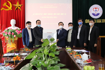 Phó Chủ tịch UBND TP Hà Nội Chử Xuân Dũng thăm, chúc Tết bệnh nhân, cán bộ y bác sĩ Bệnh viện đa khoa Sơn Tây