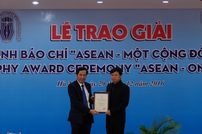 Trao giải Ảnh báo chí “ASEAN - Một cộng đồng” năm 2016