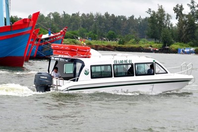 Hạ thủy ca nô phục vụ du khách đến Lý Sơn dịp Tết Đinh Dậu 2017
